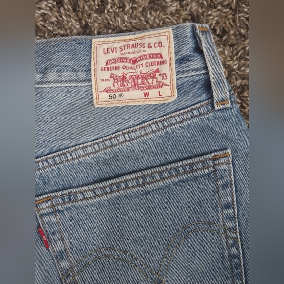 Levi Shorts Size 27 - Picture 4 of 6